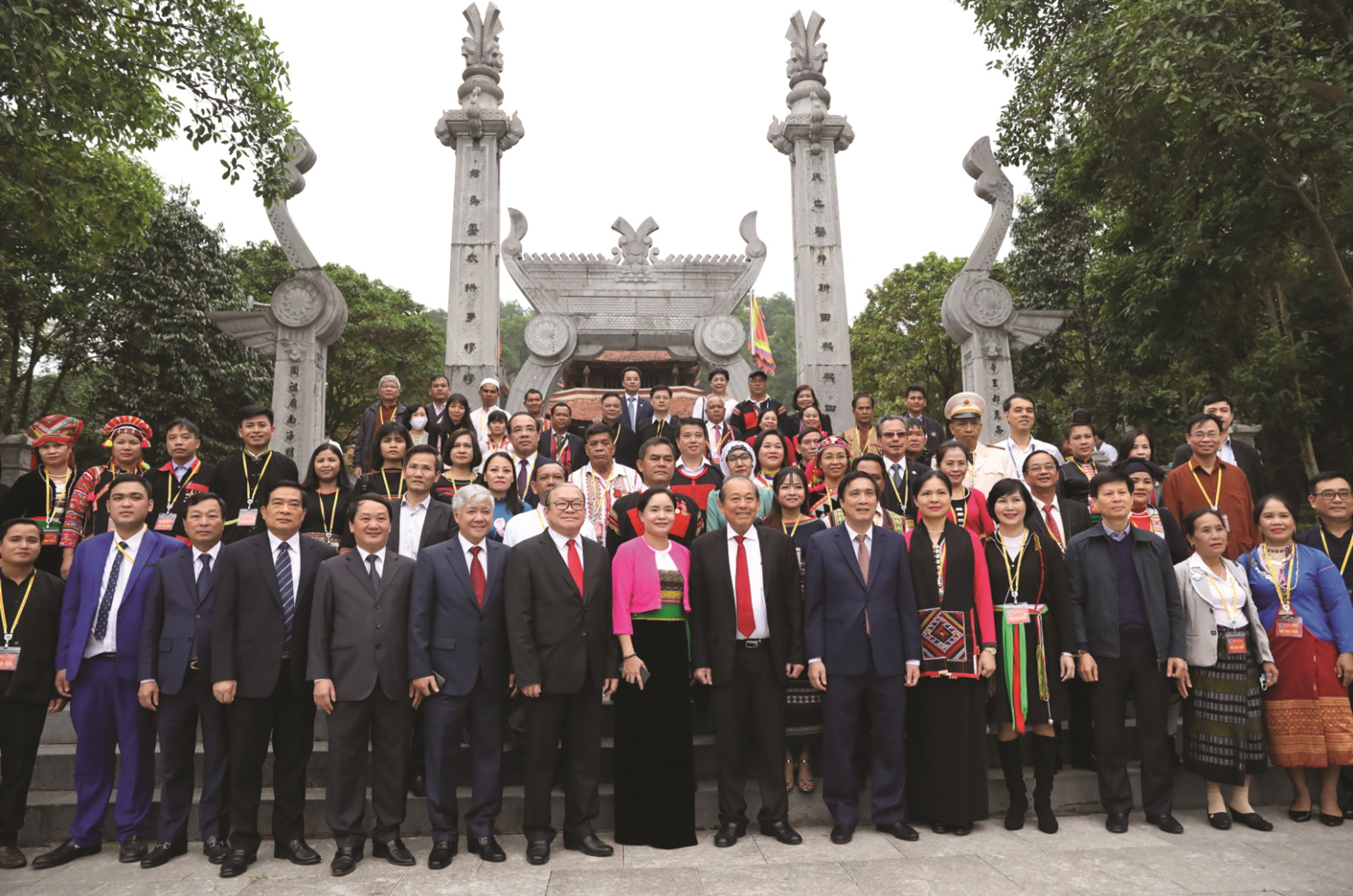 Phó Thủ tướng Thường trực Chính phủ Trương Hòa Bình và các đại biểu dự Đại hội Đại biểu toàn quốc các DTTS Việt Nam lần thứ II năm 2020 chụp ảnh lưu niệm tại đền Hùng.