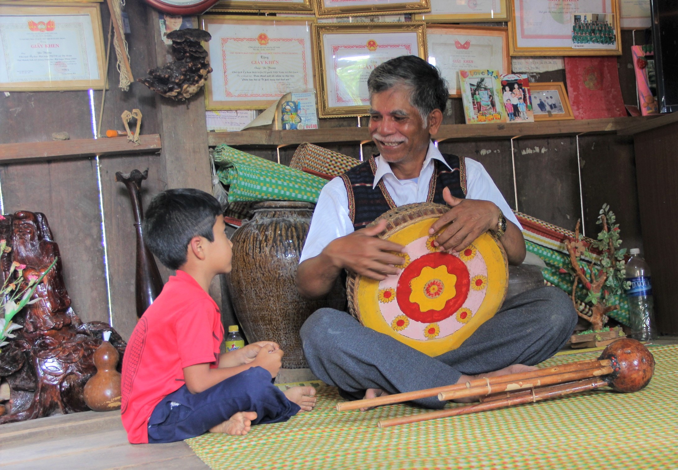Nghệ nhân Ya Thung say sưa truyền tình yêu âm nhạc dân gian cho cháu nội.