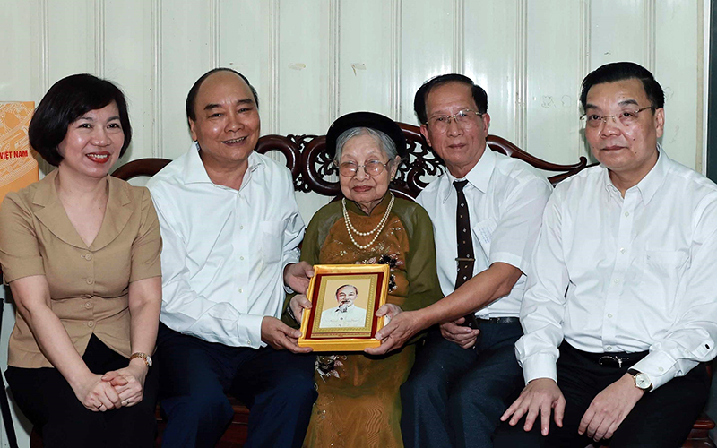 Chủ tịch nước Nguyễn Xuân Phúc thăm và tặng quà bà Nguyễn Thị Tú, Mẹ liệt sĩ Nguyễn Thái Lai. Ảnh: Thống Nhất (TTXVN)