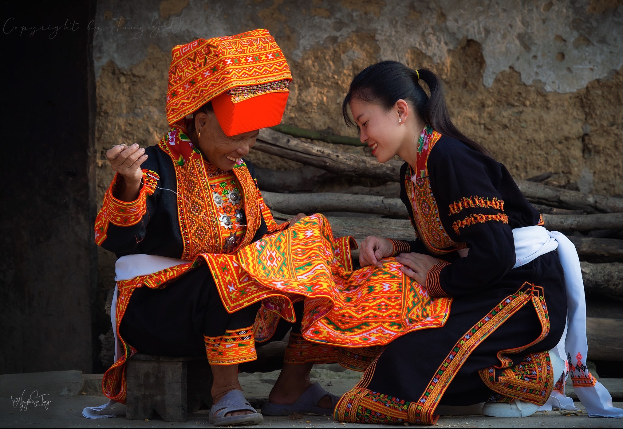 Người Dao Lô Gang xã Ái Quốc, huyện Lộc Bình (Lạng Sơn) hướng dẫn nghề thêu truyền thống cho thế hệ trẻ.