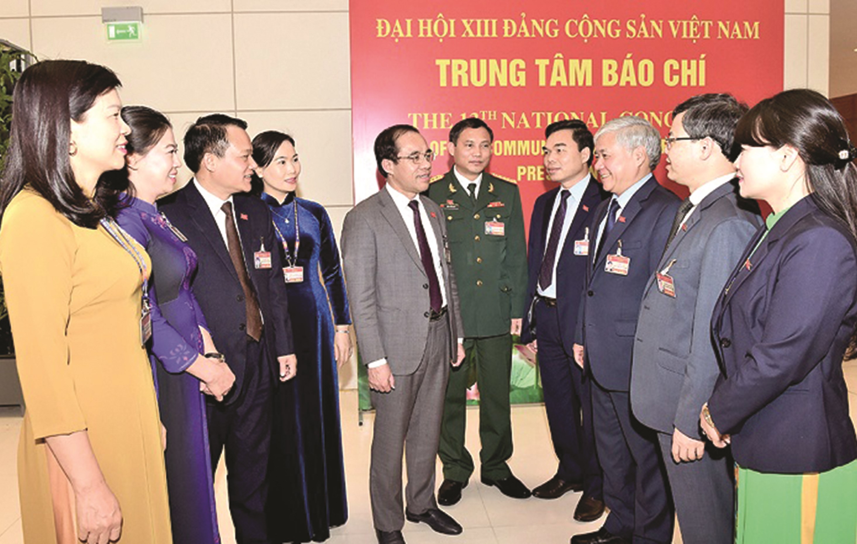 Đồng chí Đỗ Văn Chiến cùng Đoàn đại biểu tỉnh Tuyên Quang trao đổi bên lề Đại hội lần thứ XIII của Đảng sáng 30/1/2021.