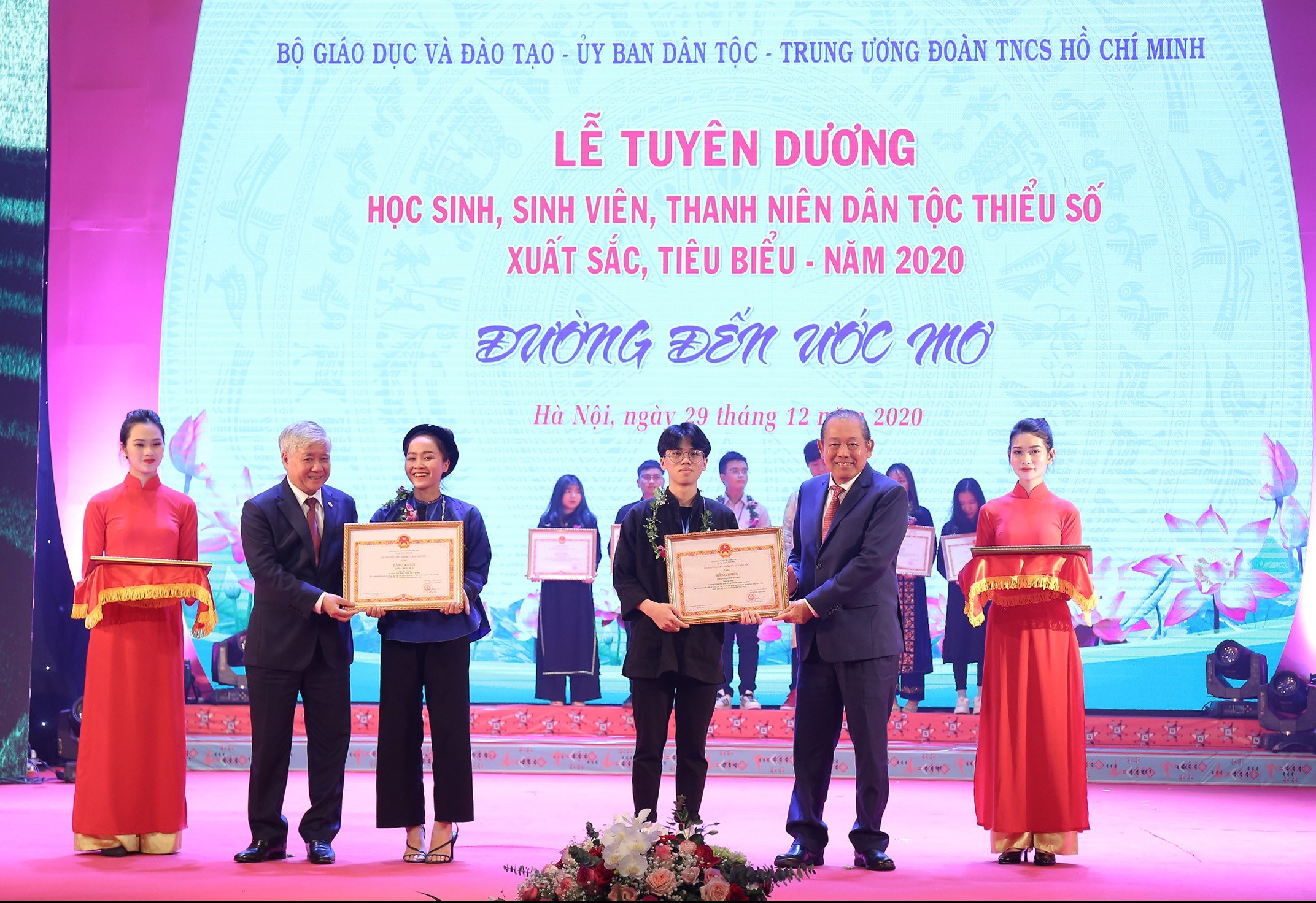 Phó Thủ tướng Thường trực Chính phủ Trương Hòa Bình và đồng chí Đỗ Văn Chiến trao Bằng khen cho học sinh, sinh viên, thanh niên DTTS xuất sắc, tiêu biểu, năm 2020. 