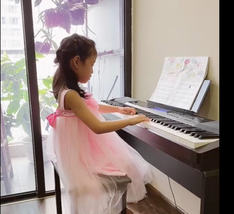 Học sinh thi biểu diễn kết thúc cấp độ piano tại nhà. Ảnh: Lê Vân. 