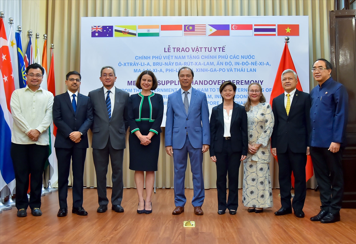 Thứ trưởng Bộ Ngoại giao Nguyễn Quốc Dũng (đứng giữa)và các đại sứ, đại diện các nước nhận hỗ trợ phòng chống Covid-19 