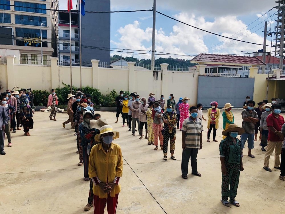Hơn 400 hộ người Việt và hơn 30 hộ người Campuchia tại địa bàn nhận quà của Tổng Lãnh sự quán Việt Nam tại Preah Sihanouk.