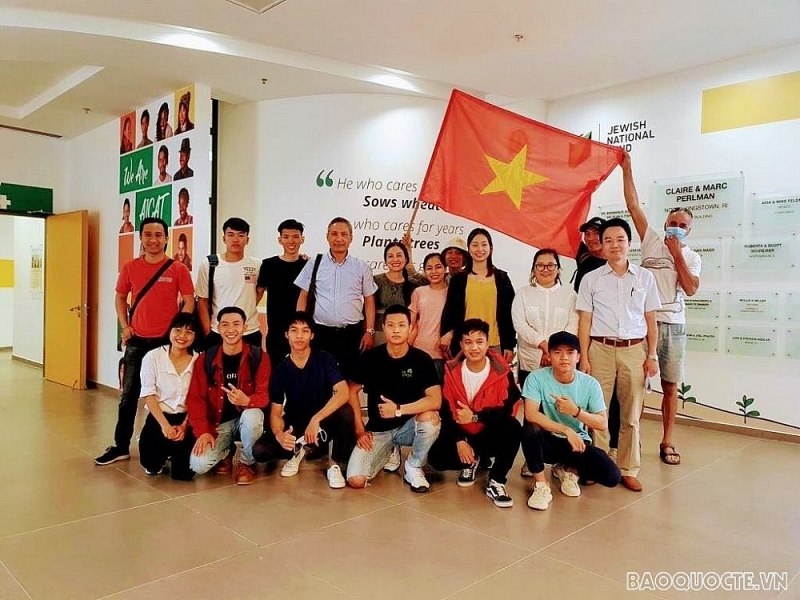 Đại sứ Đỗ Minh Hùng cùng cán bộ Đại sứ quán Việt Nam tại Israel thăm sinh viên tại trung tâm nông nghiệp AICAT. (Nguồn: ĐSQ Việt Nam tại Israel)