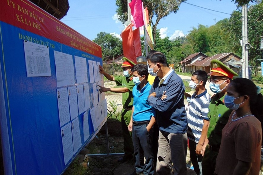 Cử tri huyện Nam Giang, tỉnh Quảng Nam xem danh sách cử tri (Ảnh: BLĐ)