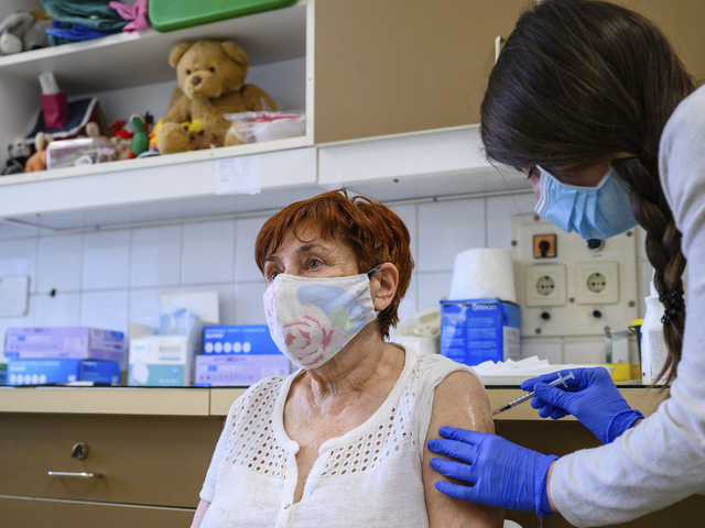 Hungary đã nới lỏng một số hạn chế với những người có thẻ tiêm chủng. (Ảnh: AP)