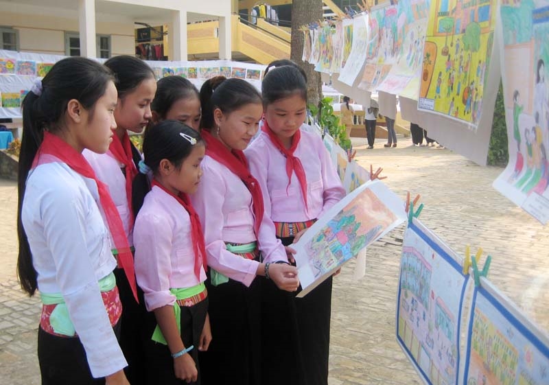 Các trường học trên địa bàn tỉnh Hòa Bình luôn chú trọng việc giáo dục học sinh giữ gìn bản sắc văn hóa dân tộc.(Ảnh; BHB)