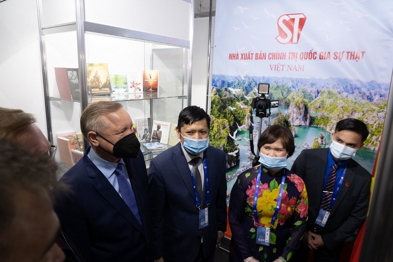  Lãnh đạo TP St.Petersburg thăm gian hàng sách Việt Nam