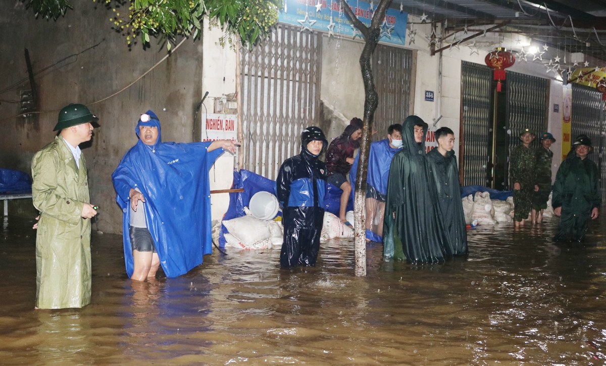 Mưa lớn gây ngập cục bộ tại thị trấn Bát Xát (Ảnh: Báo Lào Cai)