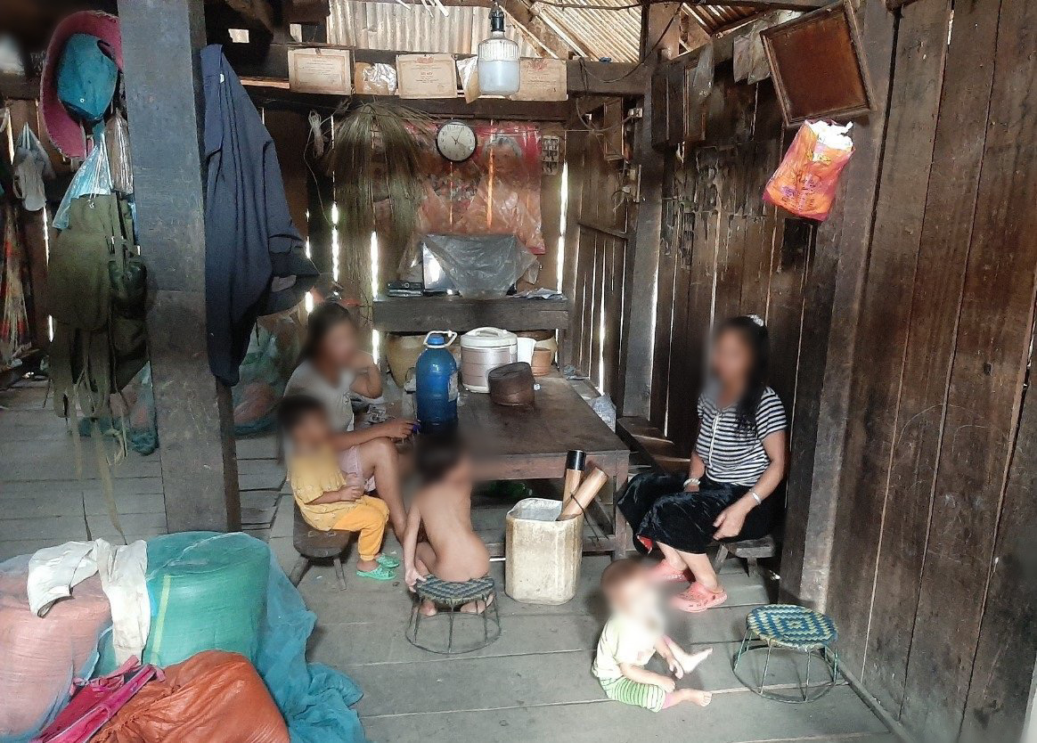 Đời sống của các gia đình dân tộc Mảng ở Vàng San còn vô cùng khó khăn. (Trong ảnh: Một gia đình dân tộc Mảng ở bản Nậm Sẻ, xã Vàng San)