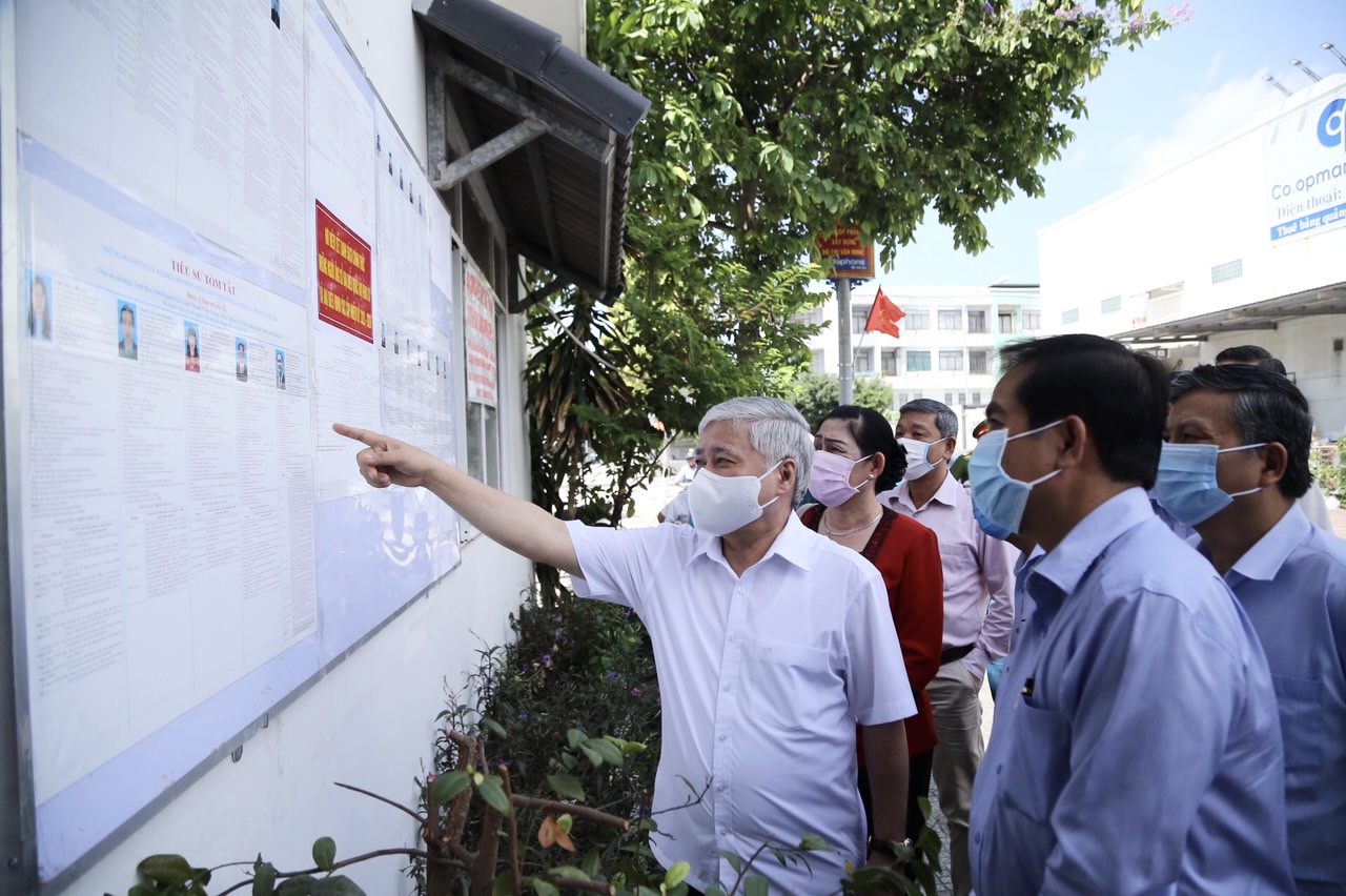 Đồng chí Đỗ Văn Chiến kiểm tra công tác chuẩn bị bầu cử tại phường Vĩnh Thanh Vân,TP Rạch Giá, Kiên Giang (Ảnh HN)