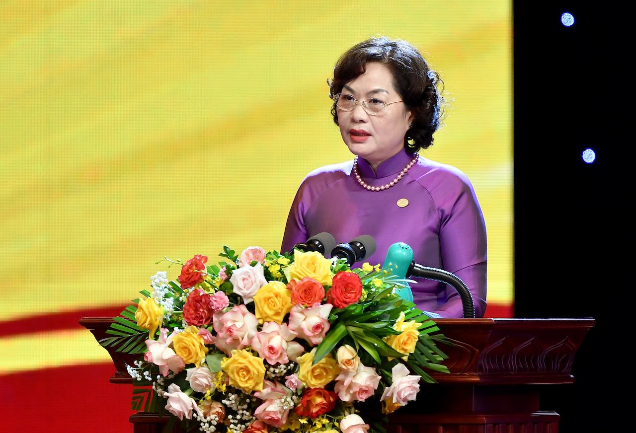 Đồng chí Nguyễn Thị Hồng, Ủy viên Trung ương Đảng, Thống đốc Ngân hàng Nhà nước Việt Nam đọc diễn văn Lễ kỷ niệm. Ảnh: VGP