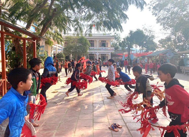 Những điệu múa cổ truyền được các “nghệ nhân tí hon” biểu diễn trong sân trường.