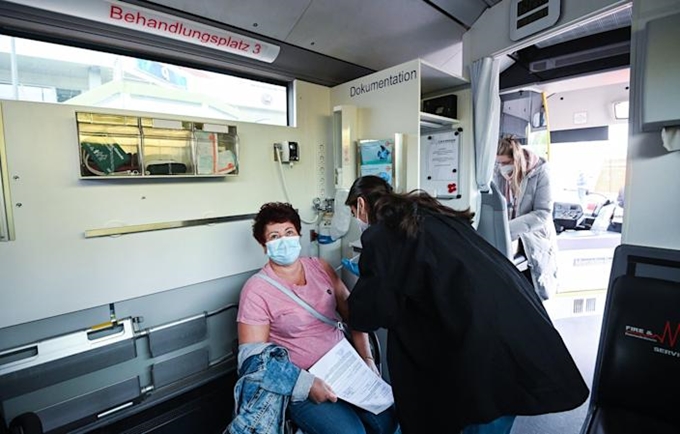 Người phụ nữ được tiêm vaccine ở Cologne, Đức vào ngày 3/5/2021. (Ảnh: AFP) 