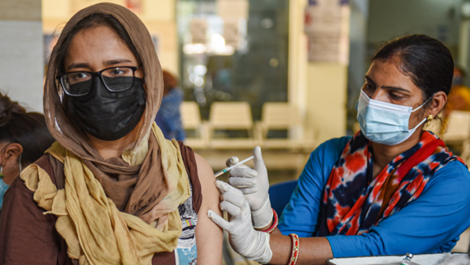 Ấn Độ đang tích cực triển khai tiêm chủng vaccine ngừa COVID-19 cho người dân. (Ảnh: PTI)