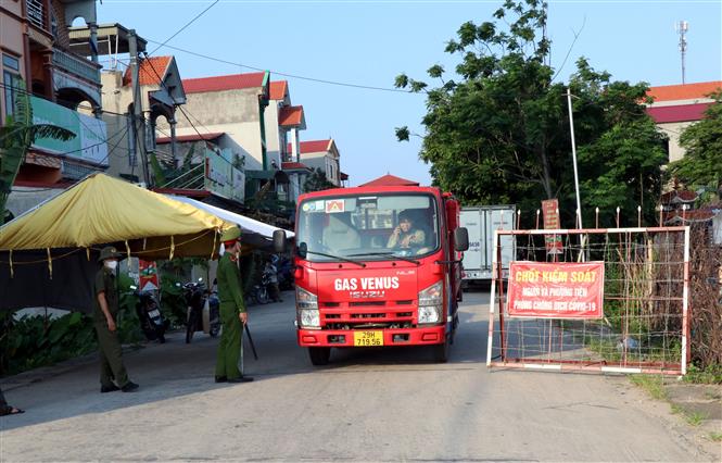 Lực lượng chức năng chốt chặn các lối ra vào tại xã Mão Điền, huyện Thuận Thành, tỉnh Bắc Ninh. Ảnh: Đinh Văn Nhiều/TTXVN