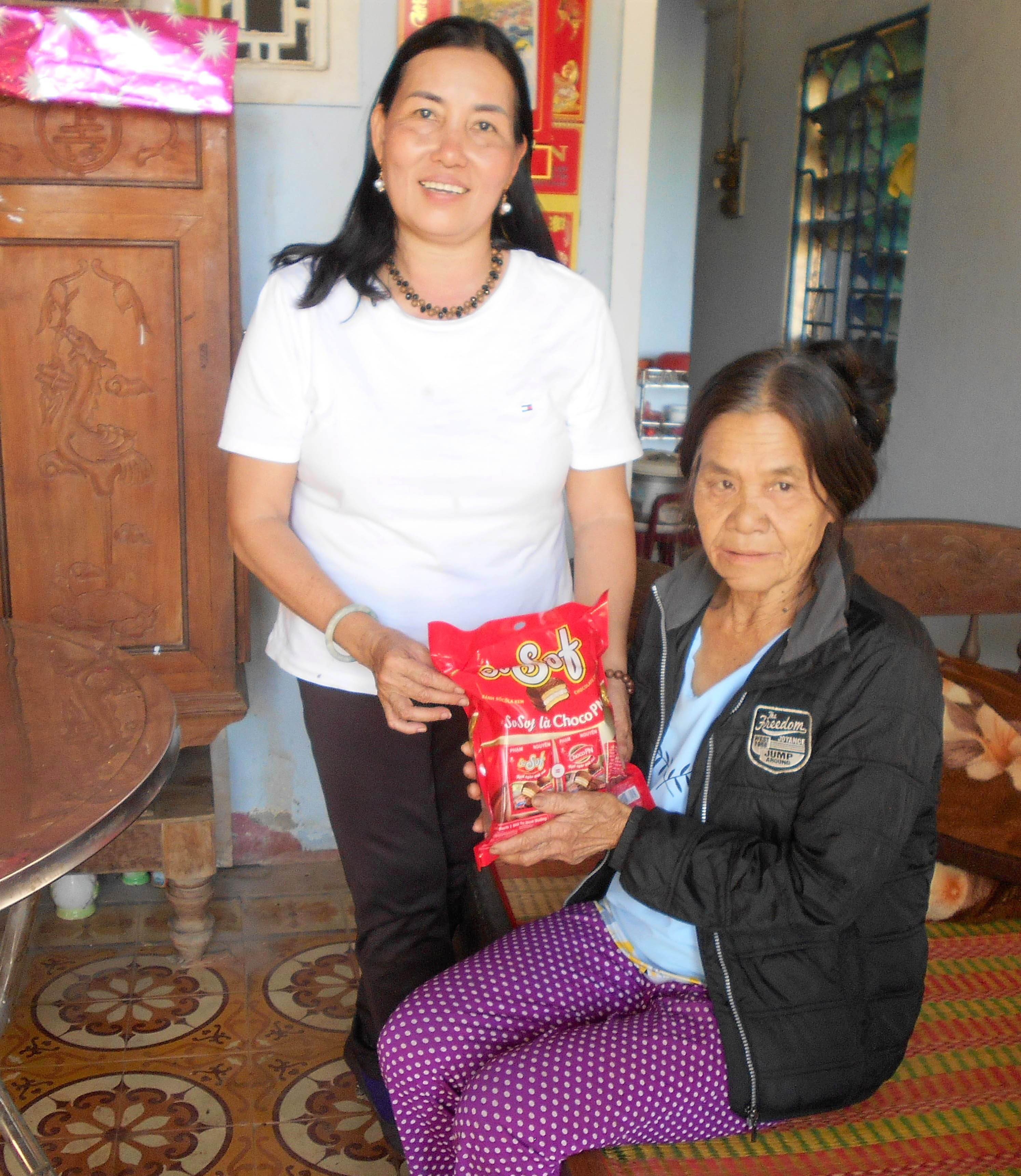 Cô Xuân Ngọc tặng quà một cụ bà neo đơn tại xã Tam Hiệp, huyện Núi Thành