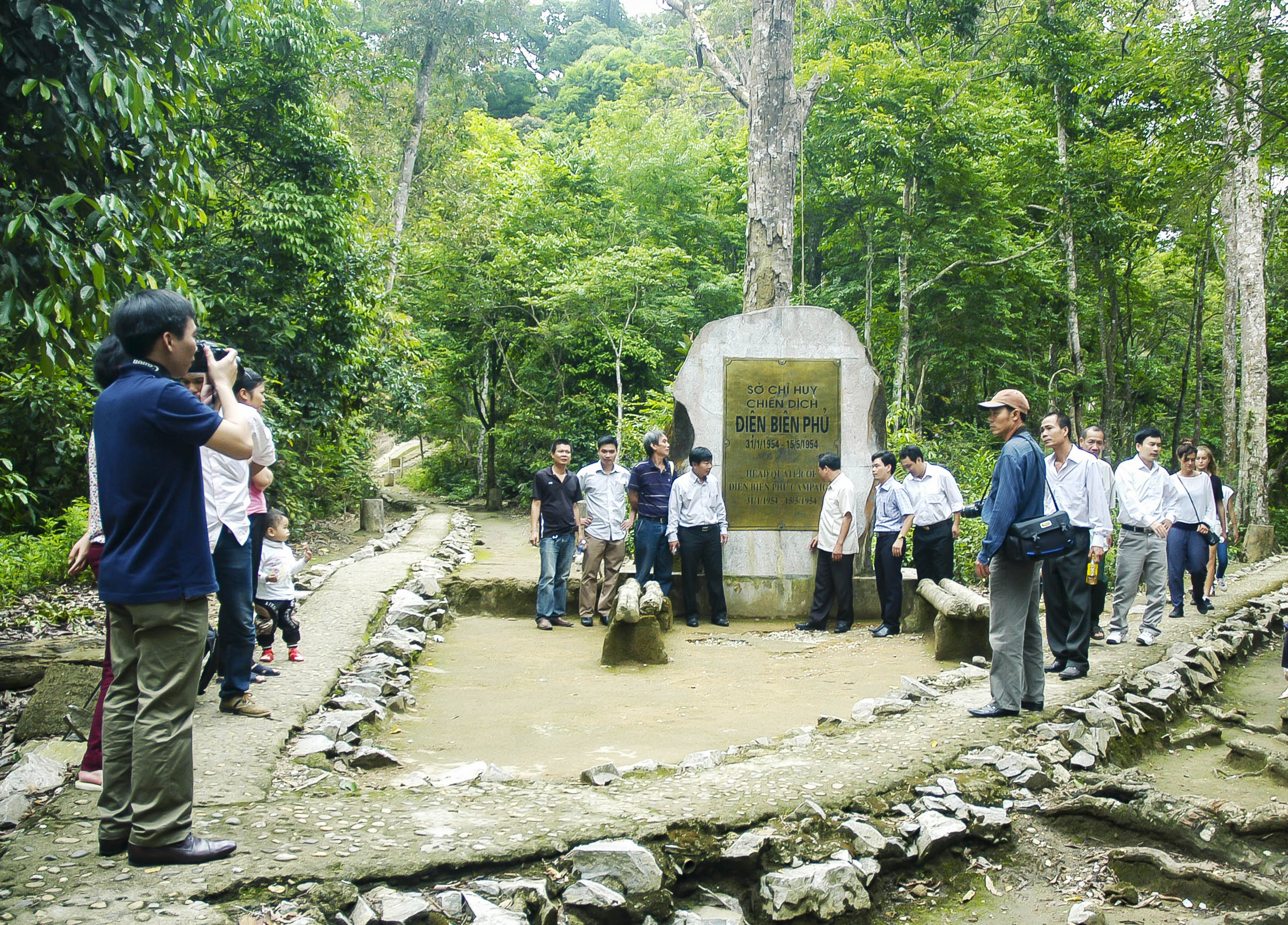 Đường vào khu di tích Sở Chỉ huy Chiến dịch Điện Biên Phủ tại xã Mường Phăng