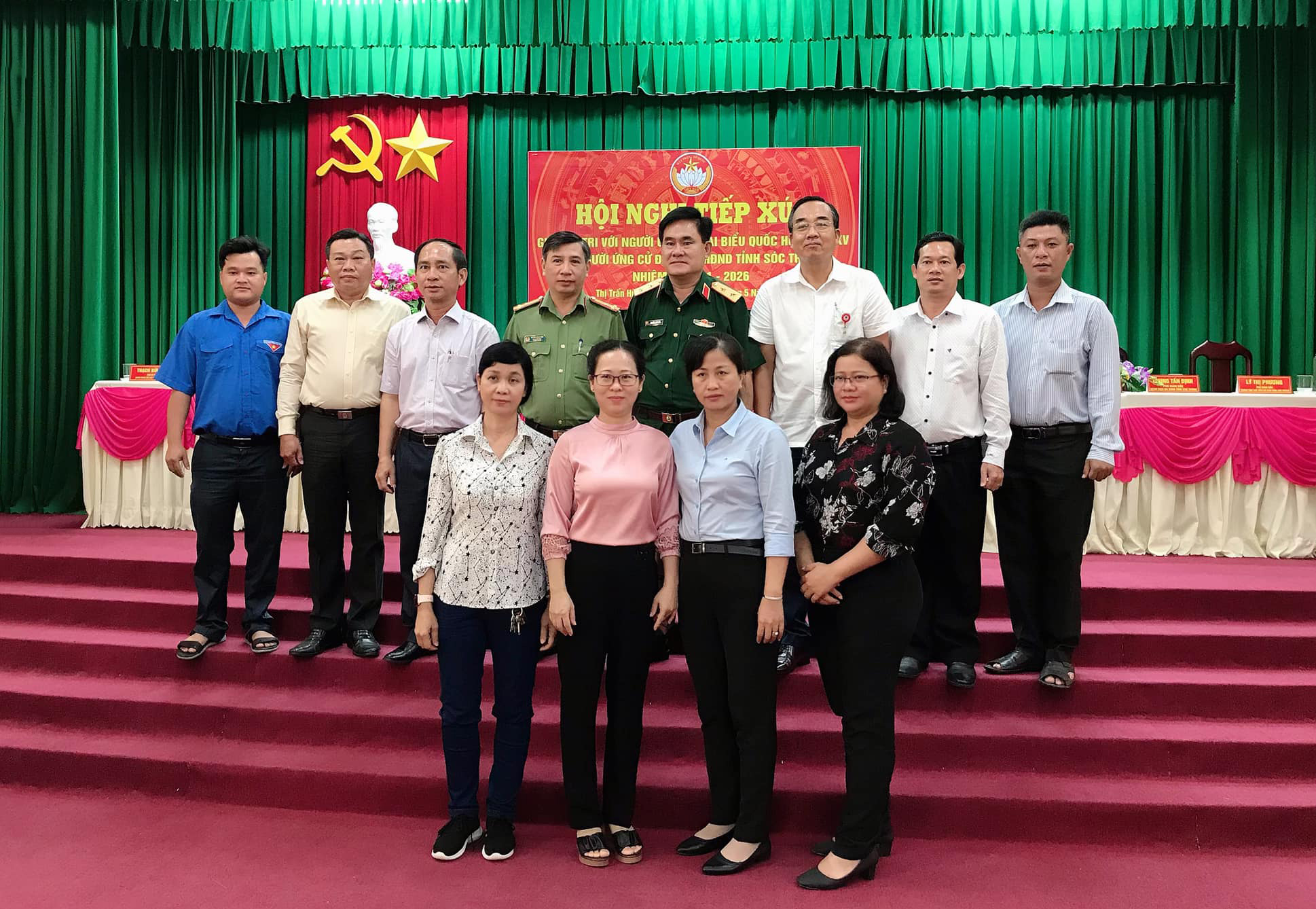 Bà Lý Thị Phương (ngoài cùng bên trái, áo đen) cùng các ứng cử viên Đại biểu Quốc hội tỉnh Sóc Trăng tiếp xúc cử tri vận động bầu cử