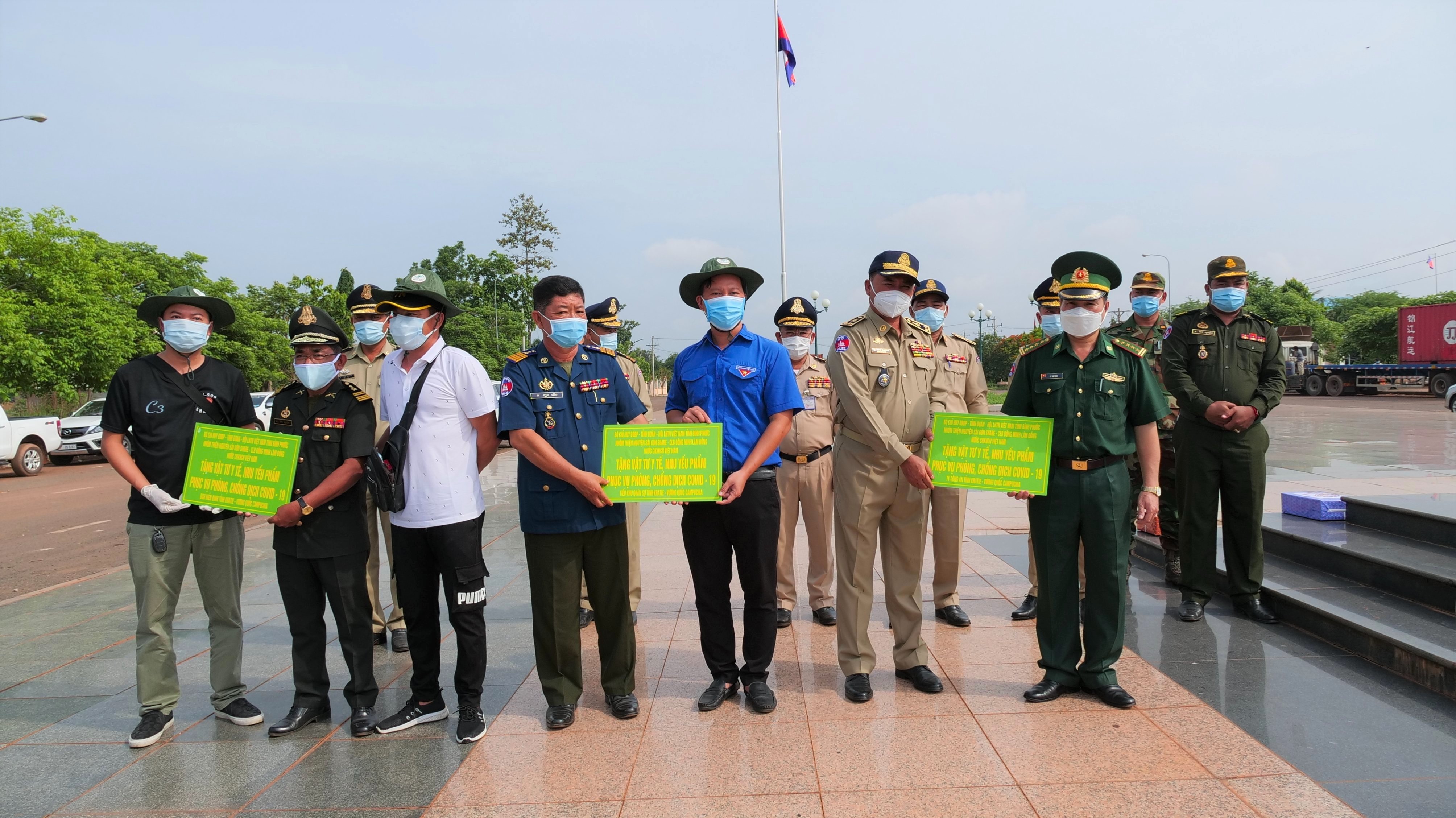 Đại diện Tỉnh Đoàn - Hội LHTN Việt Nam tỉnh Bình Phước, Bộ Chỉ huy Bộ đội Biên phòng tỉnh cùng các nhà tài trợ trao bảng tượng trưng các nguồn lực hỗ trợ cho các lực lượng vũ trang tỉnh Karatie, Vương quốc Campuchia