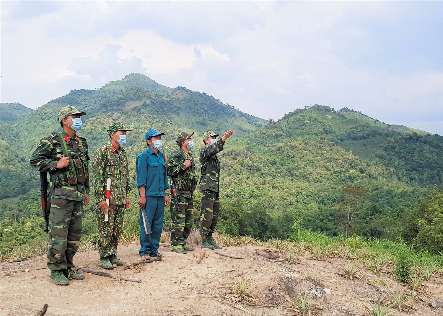 Thành viên tổ giám sát cộng đồng phối hợp với Bộ đội biên phòng huyện Nậm Pồ đẩy mạnh tuần tra, kiểm soát ngăn chặn tình trạng vượt biên trái phép
