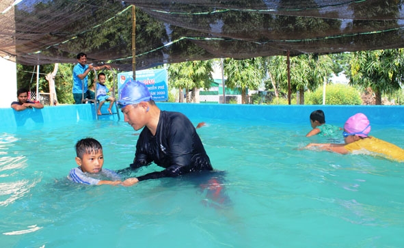 Giáo viên Trường THCS Ngô Mây (xã Ea M’droh, huyện Cư M’gar, Đắk Lắk) hướng dẫn kỹ thuật bơi cho học sinh. (Ảnh TL)