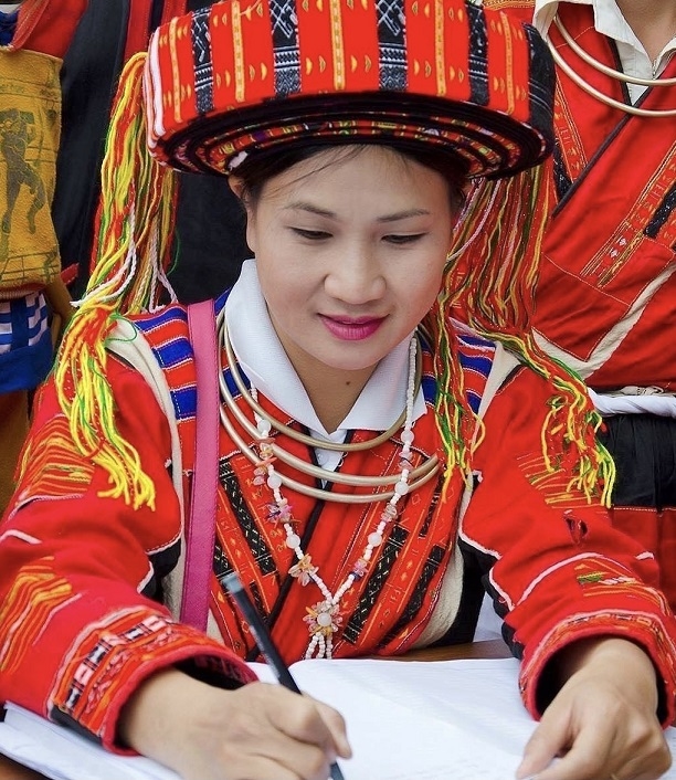Chị Phù Thị Thiên trong trang phục truyền thống dân tộc Pà Thẻn