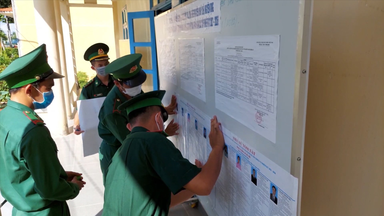 : Cán bộ, chiến sĩ đồn Biên phòng Cửa khẩu quốc tế Hà Tiên thực hiện gián tờ rơi, niêm yết danh sách cử tri