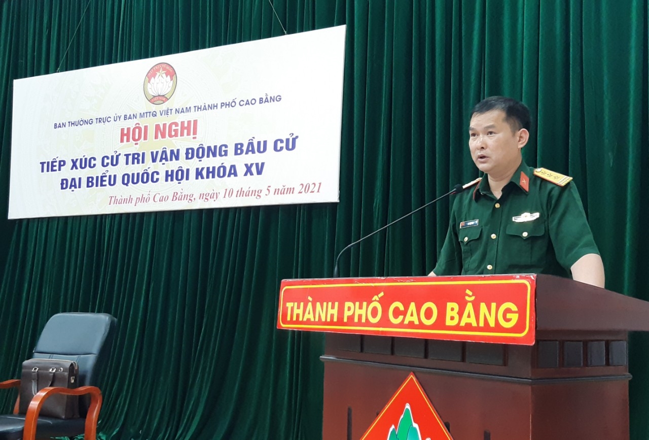 Ông Lý Việt Phú tiếp xúc cử tri vận động bầu cử ở thành phố Cao Bằng