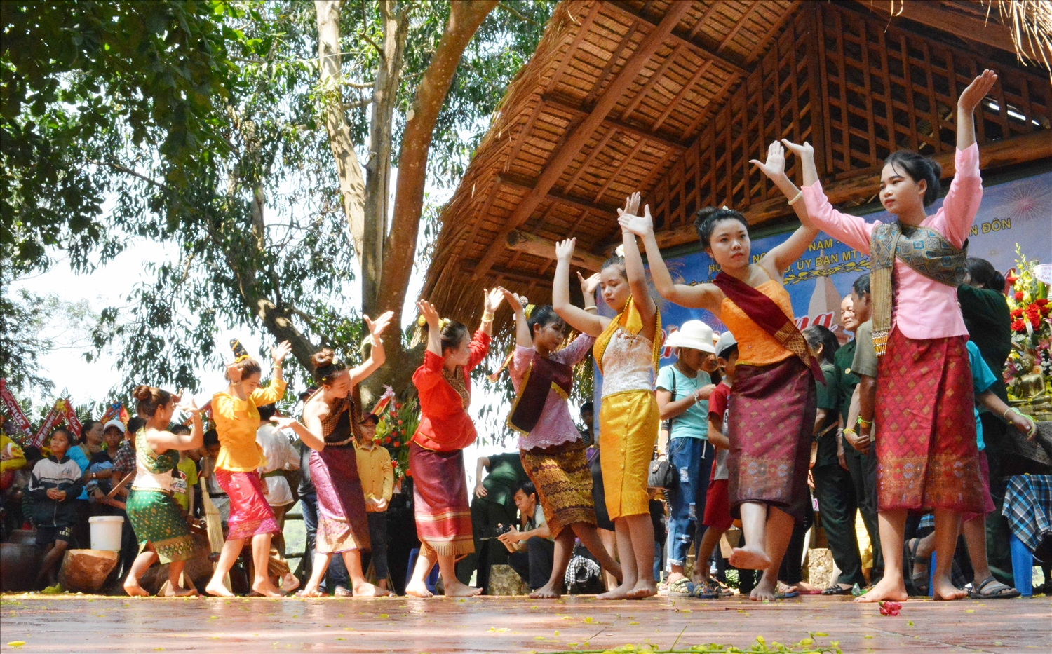 Các thiếu nữ dân tộc Lào múa lăm vông