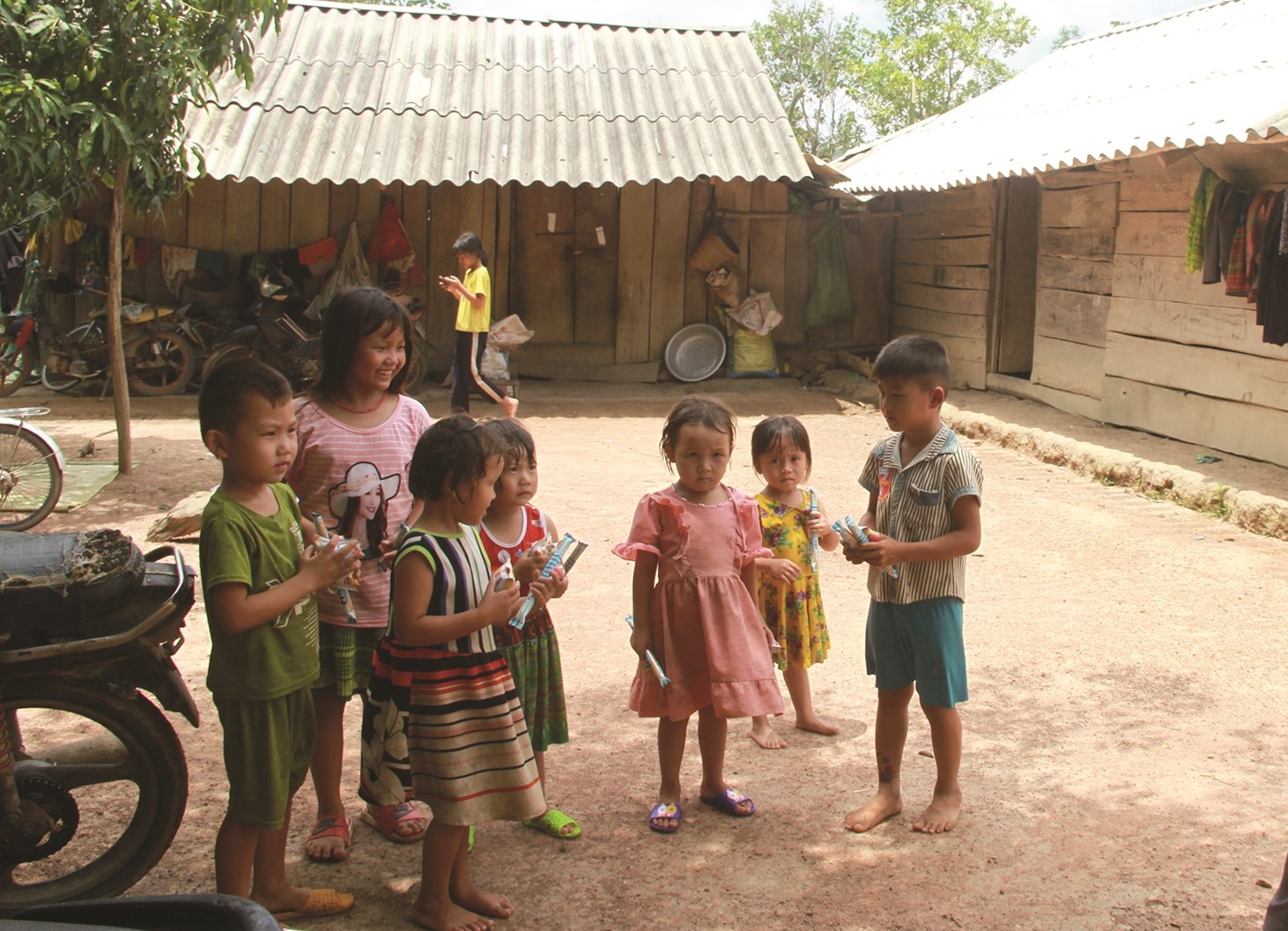 Trẻ em làng Mông thôn 12 xã Vụ Bổn.