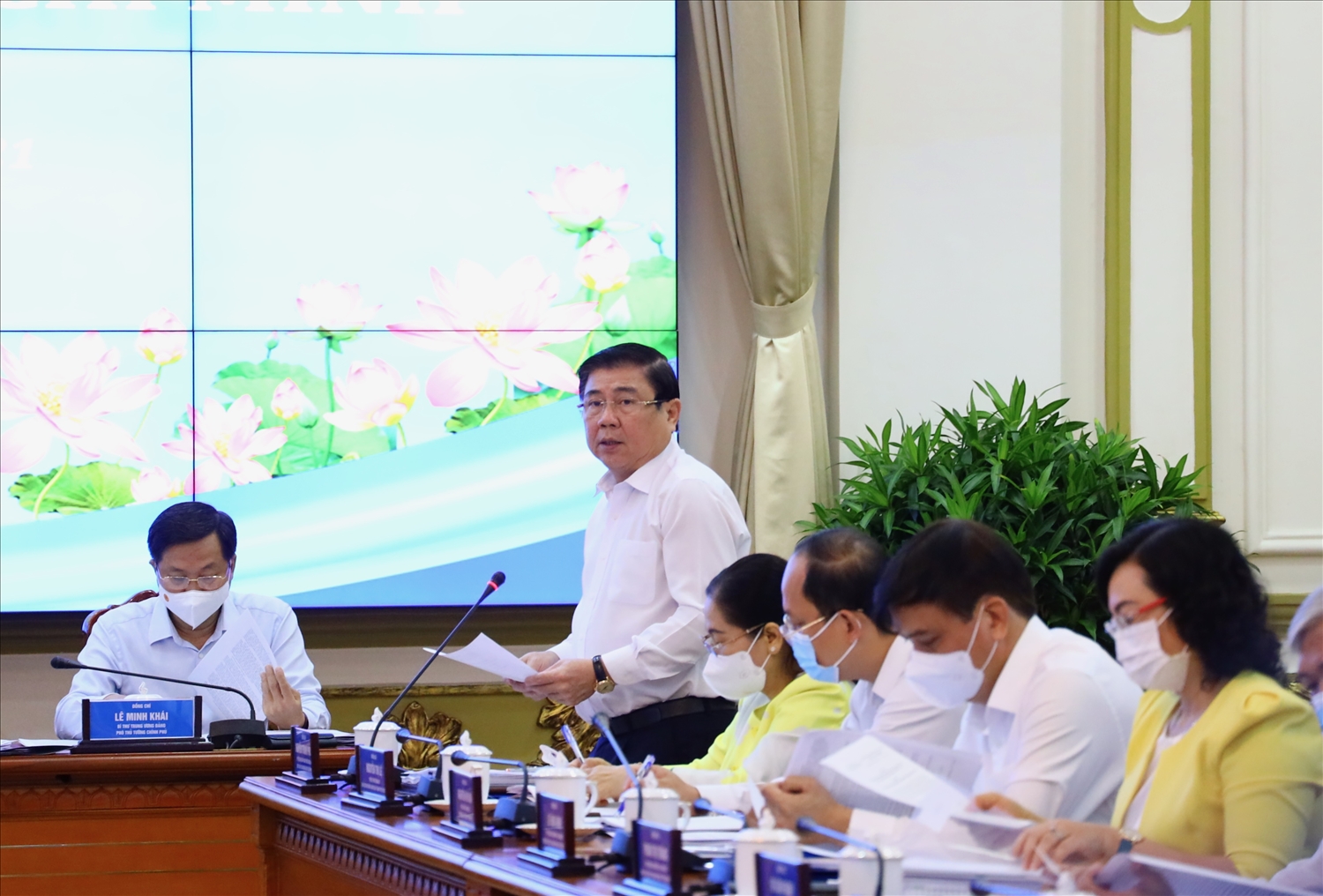 Chủ tịch UBND TP. HCM Nguyễn Thành Phong báo cáo tình hình kinh tế-xã hội tại buổi làm việc