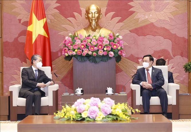Chủ tịch Quốc hội Vương Đình Huệ tiếp Đại sứ Trung Quốc tại Việt Nam Hùng Ba. Ảnh: Doãn Tấn/TTXVN