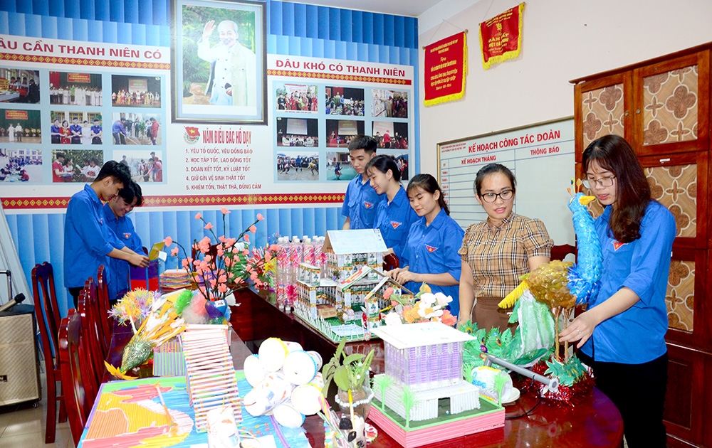 Học sinh trường Phổ thông Dân tộc nội trú THPT tỉnh Tuyên Quang đã sáng tạo ra nhiều mô hình rất đẹp mắt từ các chai lọ và vật liệu bằng nhựa.