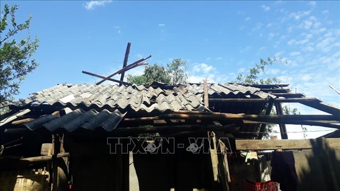 Gần 100 ngôi nhà ở Lai Châu bị sập và tốc mái do dông lốc. Ảnh: TTXVN phát