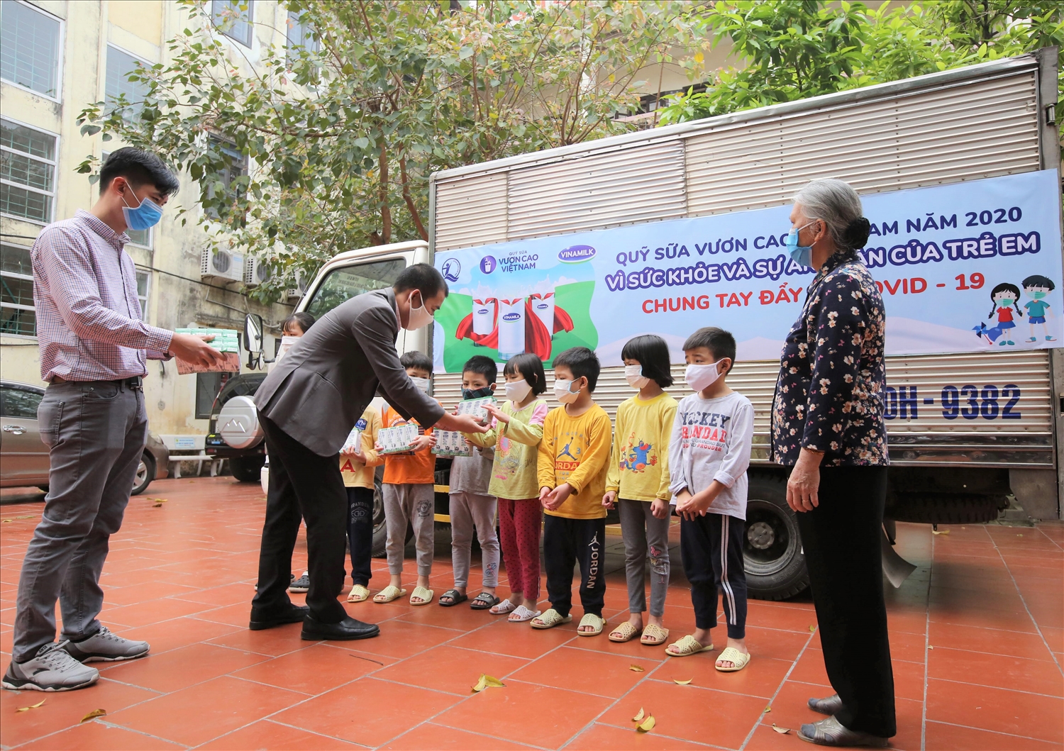 Trong 14 năm qua chương trình Quỹ sữa Vươn cao Việt Nam đã trao tặng sữa cho hơn 479 ngàn trẻ em có hoàn cảnh khó khăn trên cả nước