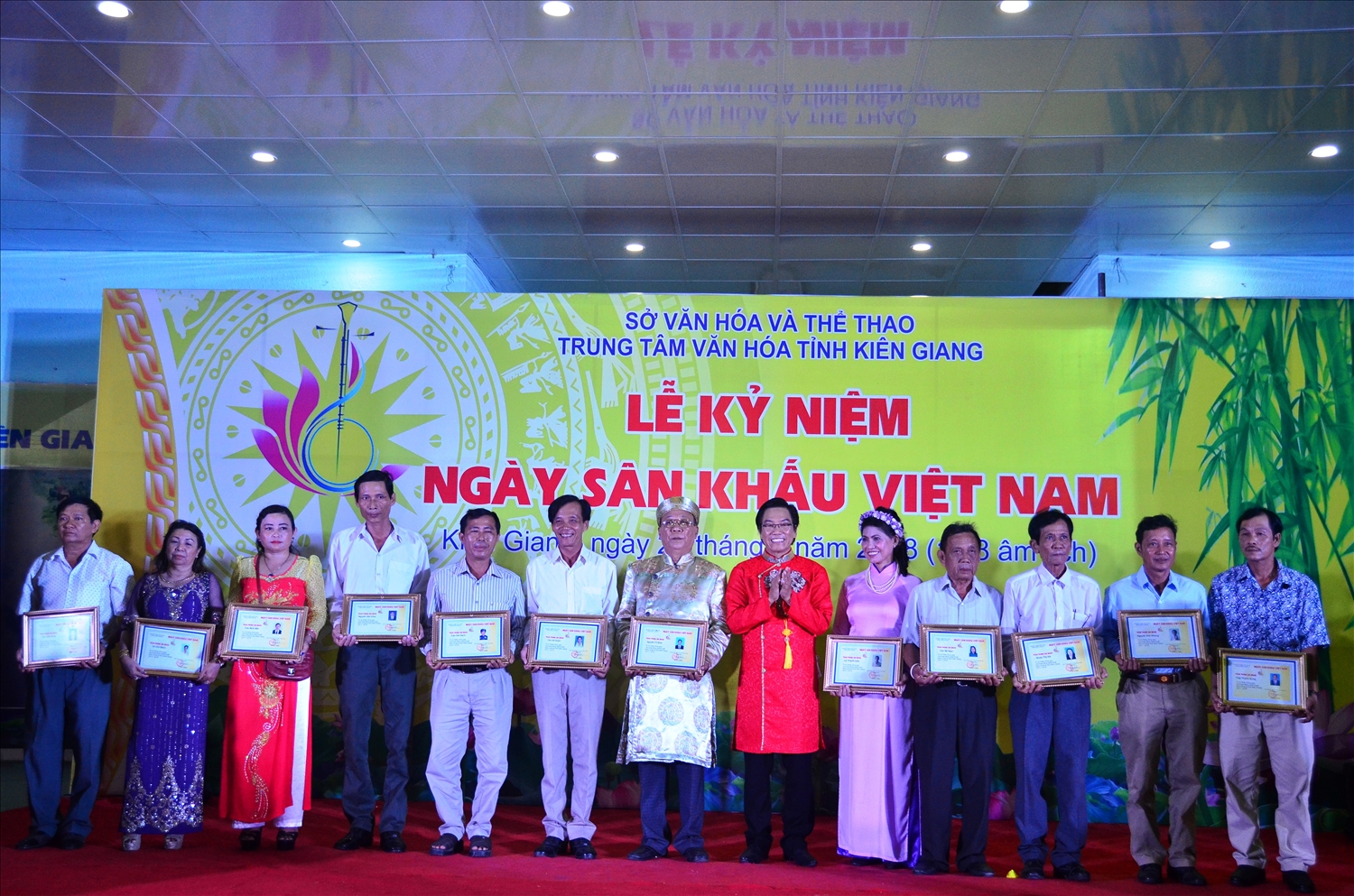Ông Tô Duy Chiêm, Giám đốc Trung tâm Văn hóa tỉnh (áo đỏ) trao giấy chứng nhân cho các cá nhân có nhiều đóng góp cho phong trào đờn ca tài tử của tỉnh Kiên Giang.