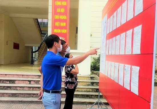 Các cử tri đã đến tìm hiểu về danh sách ứng cử đại biểu Quốc hội và HĐND các cấp nhiệm kỳ 2021-2026 tại các điểm bỏ phiếu