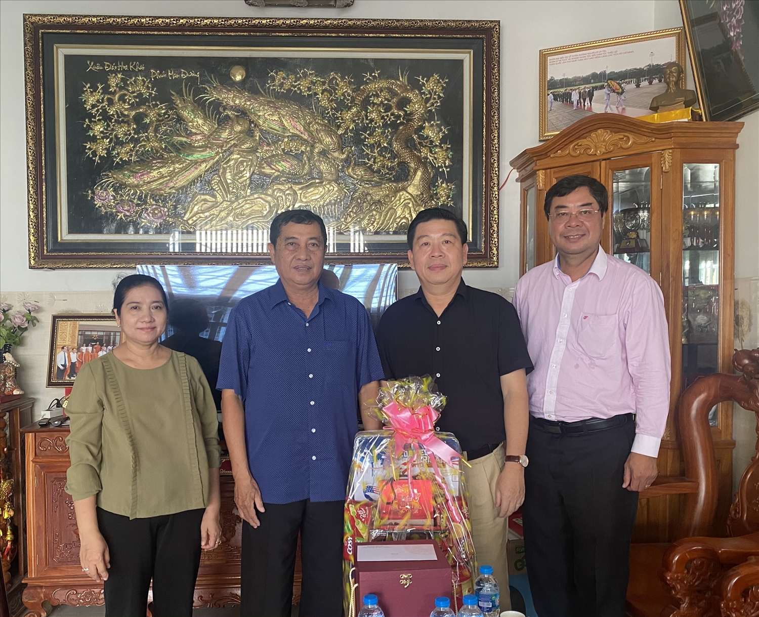 Thứ trưởng, Phó Chủ nhiệm Lê Sơn Hải tặng quà gia đình ông Sơn Phước Hoan, nguyên Thứ trưởng, Phó Chủ nhiệm UBDT.