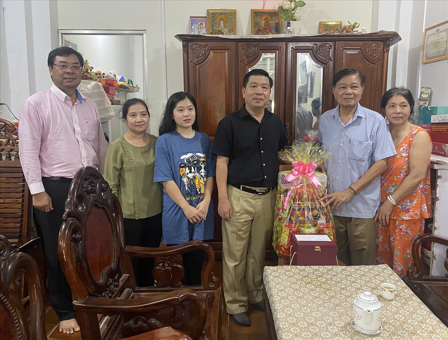 Thứ trưởng, Phó Chủ nhiệm Lê Sơn Hải đến thăm, tặng quà gia đình nguyên Thứ trưởng, Phó Chủ nhiệm Sơn Song Sơn 