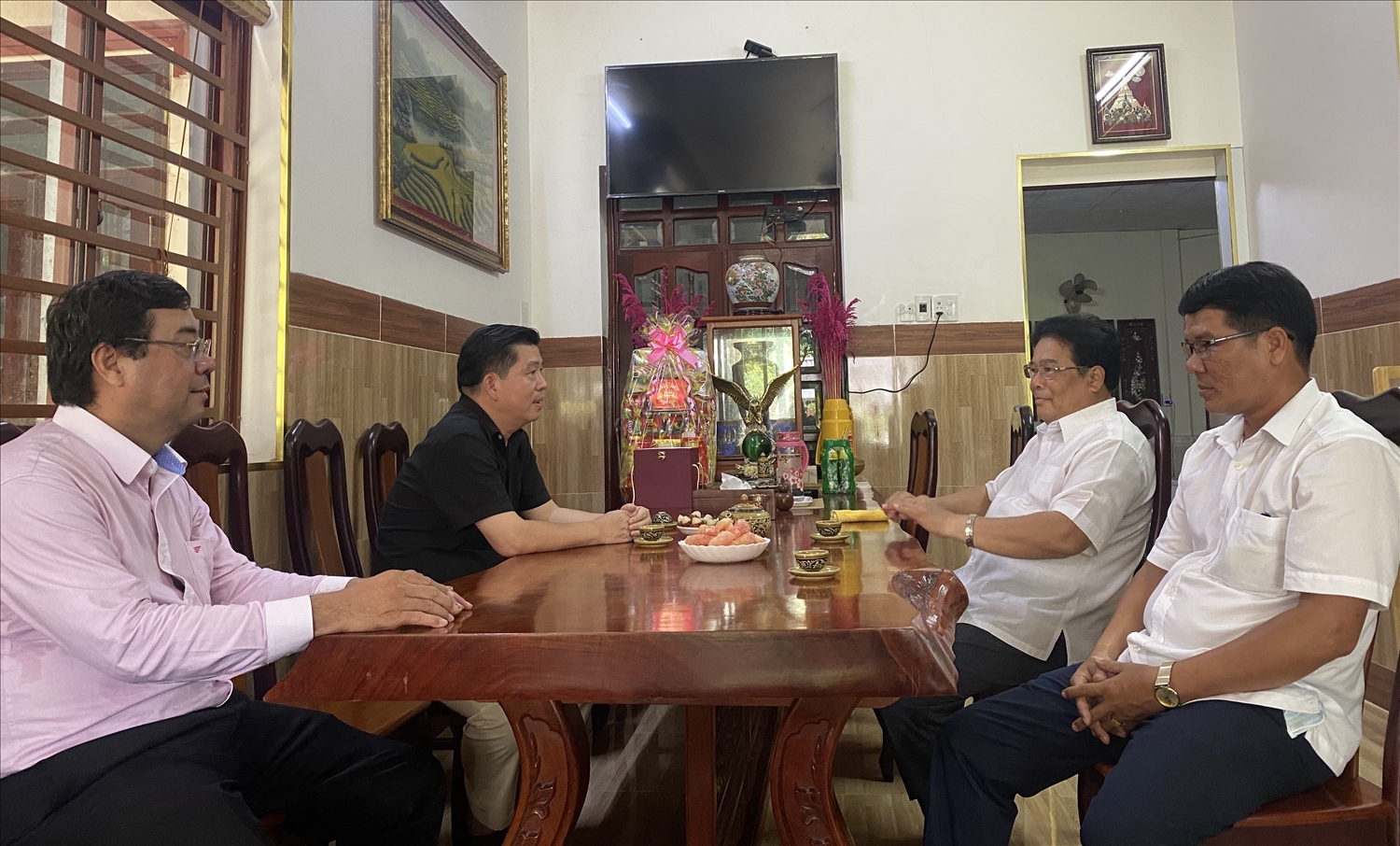 Thứ trưởng, Phó Chủ nhiệm Lê Sơn Hải đến thăm gia đình nguyên Thứ trưởng, Phó Chủ nhiệm UBDT Sơn Minh Thắng