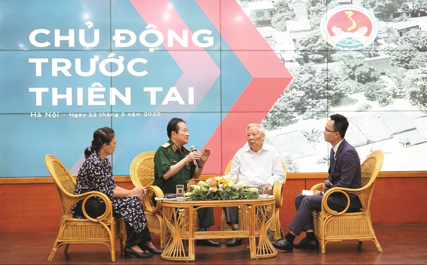 Ông Lê Huy Ngọ (áo trắng) tại buổi tọa đàm với chủ đề “Chủ động trước thiên tai” trong khuôn khổ Lễ kỷ niệm 74 năm Ngày PCTT Việt Nam (22/5/1946 - 22/5/2020).
