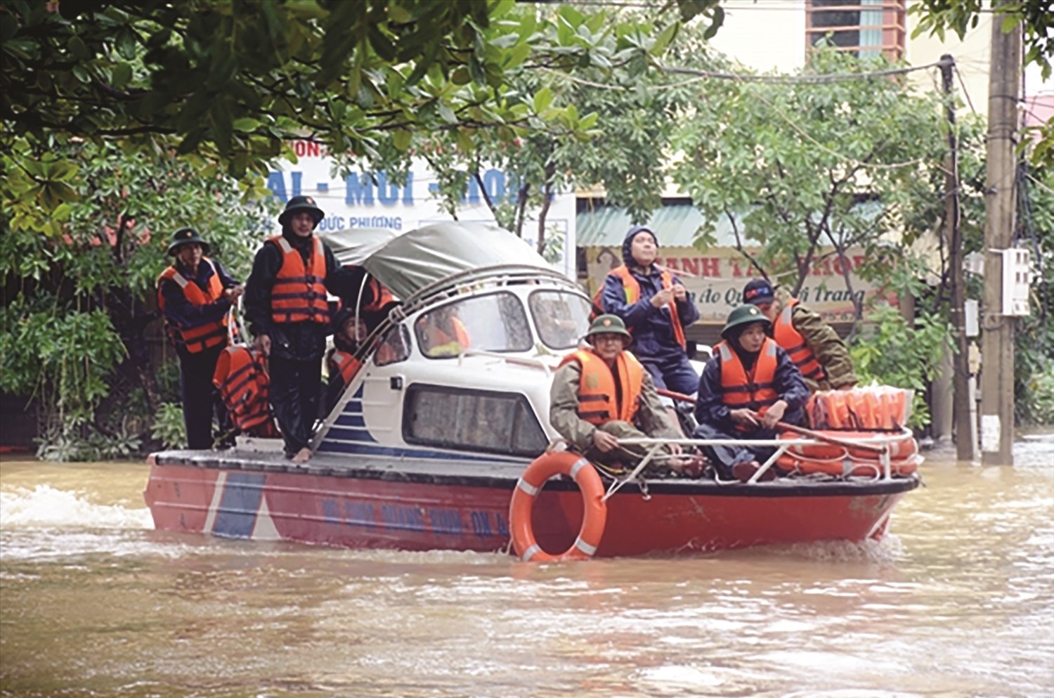 Cán bộ, chiến sĩ Bộ chỉ huy quân sự tỉnh Quảng Bình chuyển hàng cứu trợ và ứng cứu người dân huyện Lệ Thủy (Quảng Bình) trong đợt lũ tháng 10/2020. 