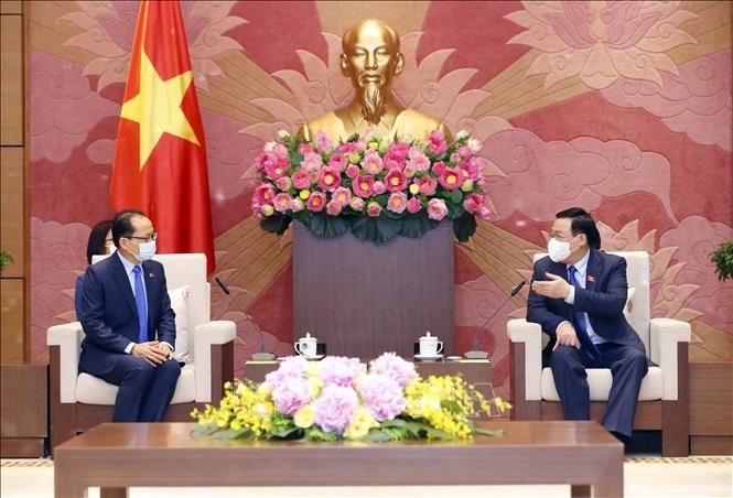 Chủ tịch Quốc hội Vương Đình Huệ với Đại sứ Chay Navuth tại buổi tiếp. Ảnh: Doãn Tấn/TTXVN