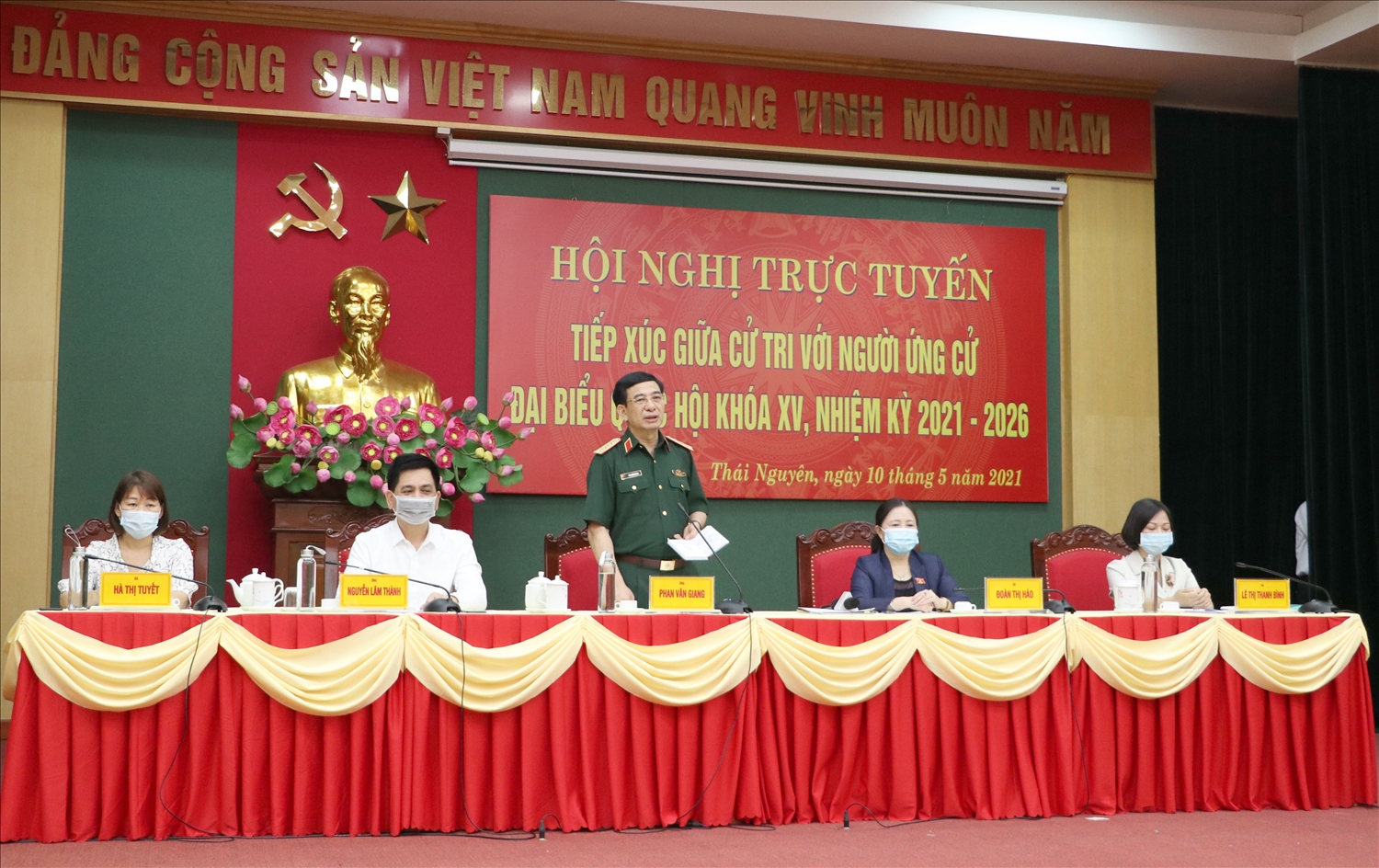 Ông Nguyễn Lâm Thành (thứ hai từ trái qua) tại Hội nghị trực tuyến tiếp xúc giữa cử tri với người ứng cử ĐBQH khóa XV, nhiệm kỳ 2021 - 2026 tại Đơn vị bầu cử số 2, tỉnh Thái Nguyên, ngày 10/5/2021