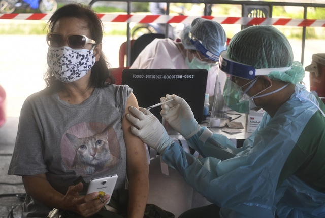 Thái Lan đẩy mạnh chương trình tiêm chủng vaccine COVID-19 trên toàn quốc. (Ảnh: AP)