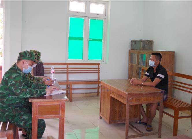 Ngày 16/5, Bộ Chỉ huy Bộ đội Biên phòng tỉnh Lạng Sơn phối hợp cùng lực lượng chức năng phát hiện, bắt giữ nhóm đối tượng đang có hành vi tổ chức đón người Trung Quốc nhập cảnh trái phép vào Việt Nam. Ảnh: TTXVN phát