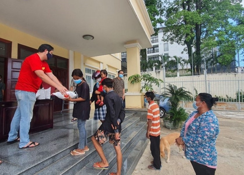 Tổng Lãnh sự quán Việt Nam tại Preah Sihanouk phối hợp tổ chức phát 434 phần quà cho các hộ gia đình có hoàn cảnh khó khăn tại tỉnh Preah Sihanouk.